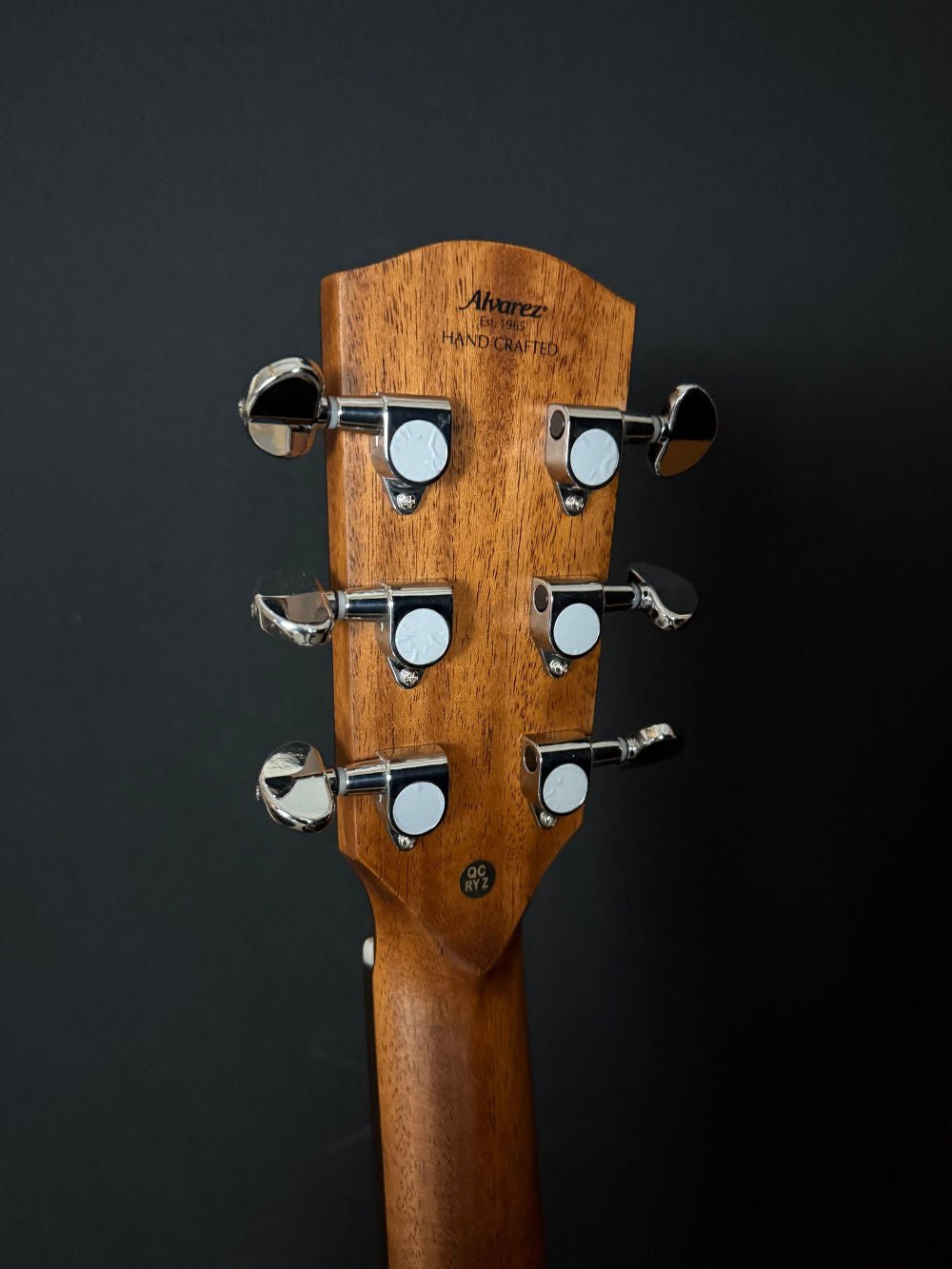 Alvarez AD60 Dreadnought acoustic guitar tuners