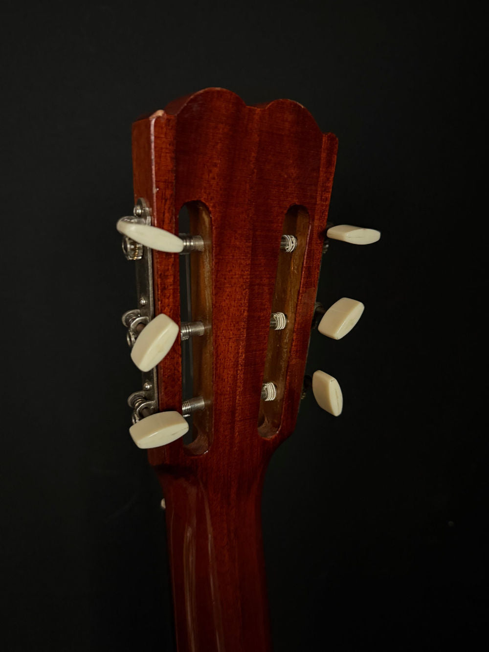 Circa 1965 Tarrega FT-112 classical guitar cream-colored tuners
