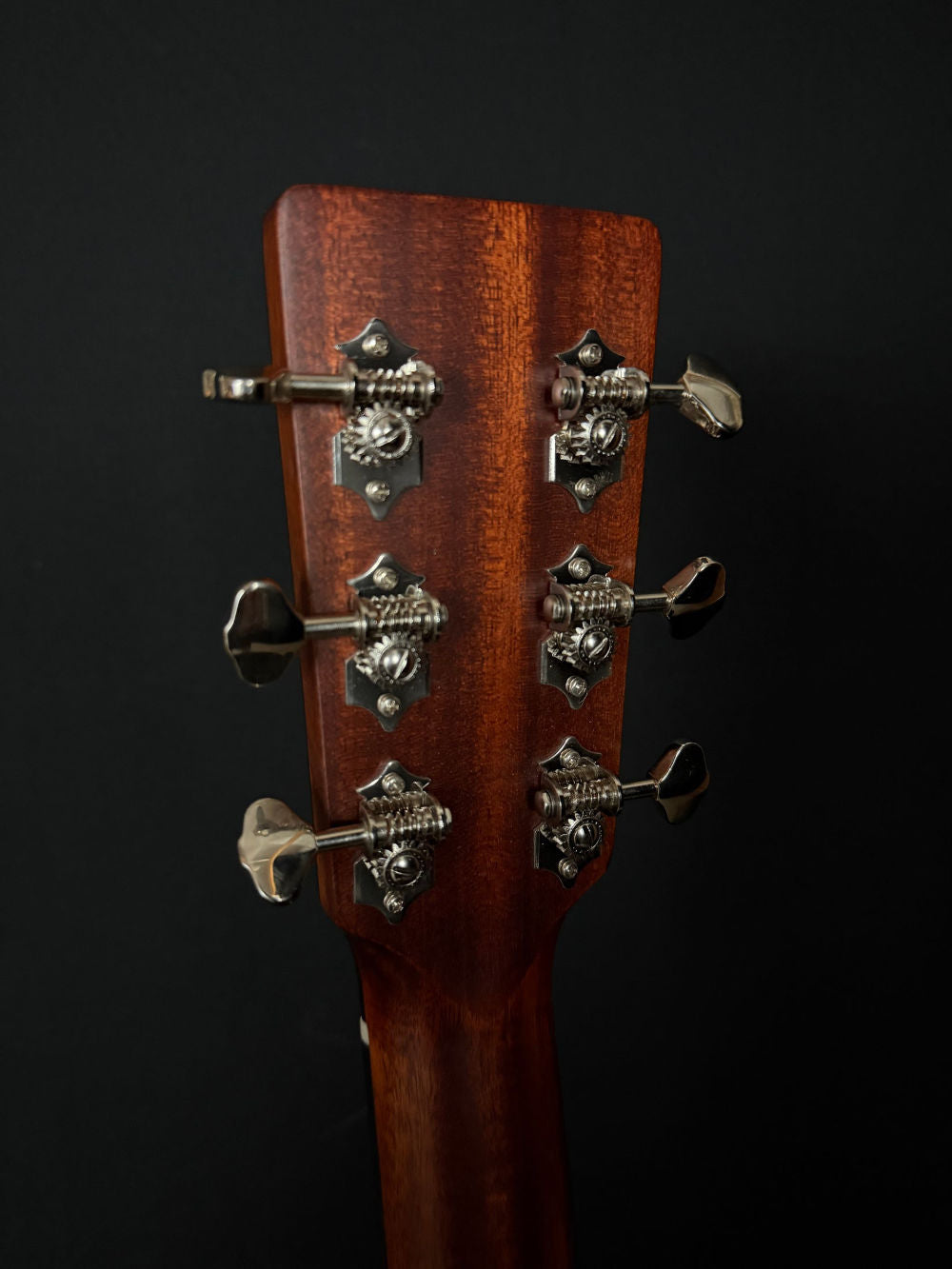 Eastman E1OM-DLX acoustic guitar tuners