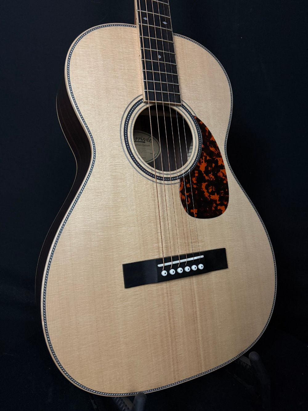 Larrivée 00-40R acoustic guitar body with tortoise shell pickguard