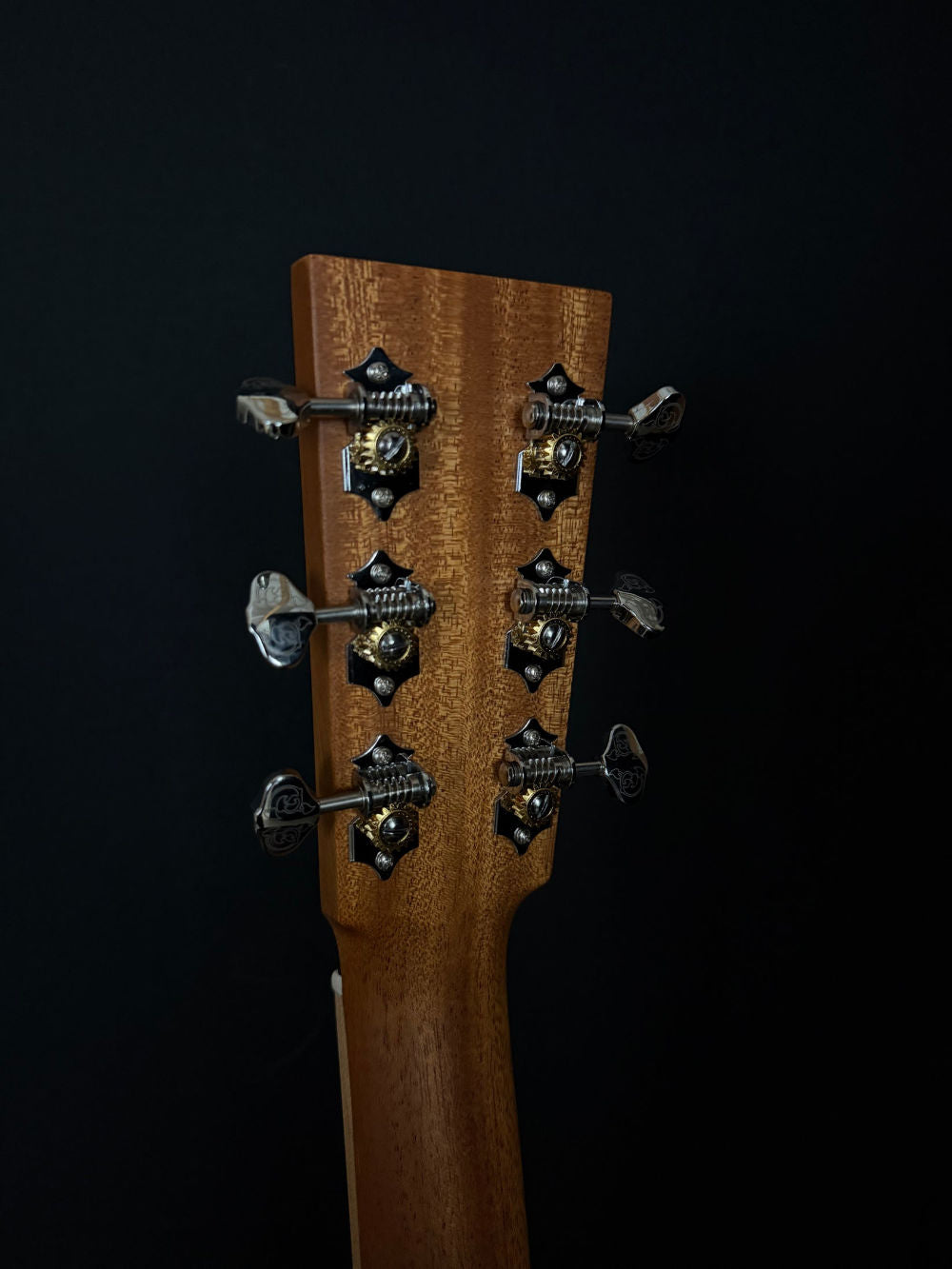 Larrivée 00-40R acoustic guitar tuners