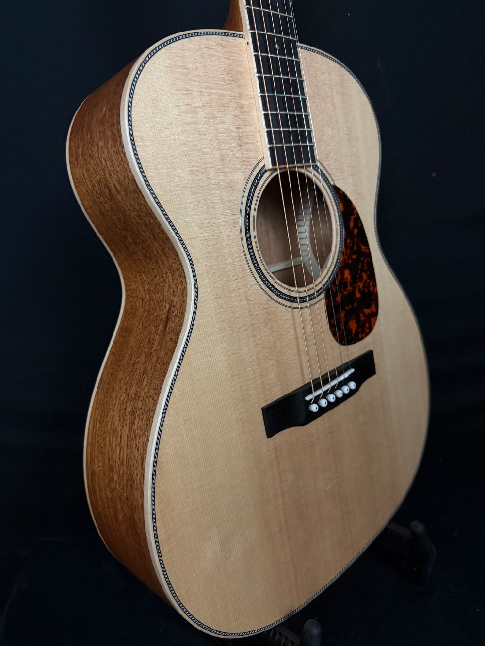 Larrivée OM40 binding