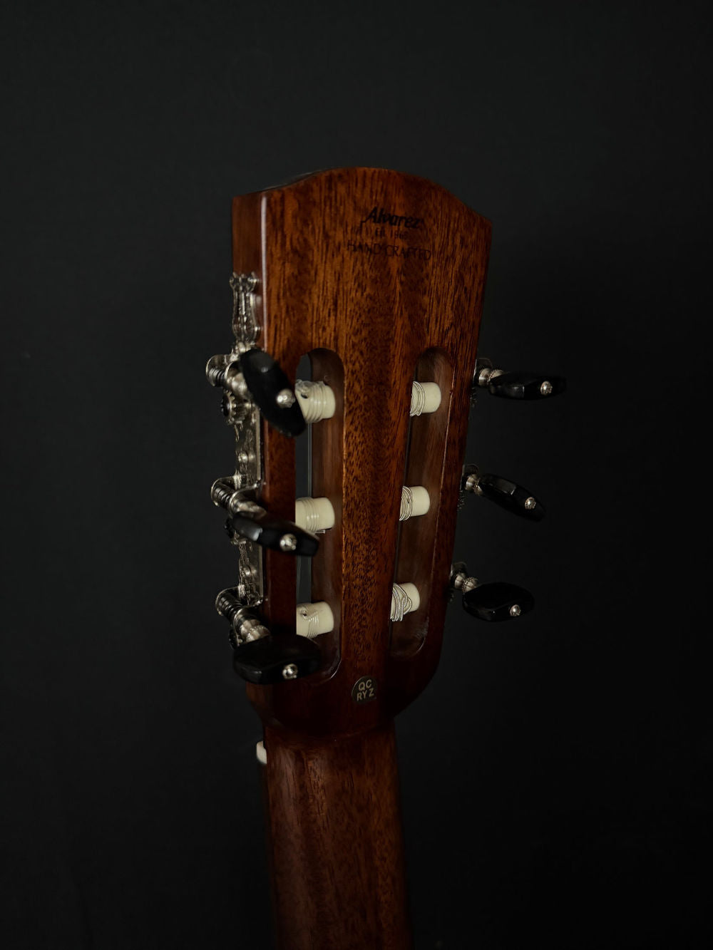 Alvarez AC70 Classical Guitar tuners