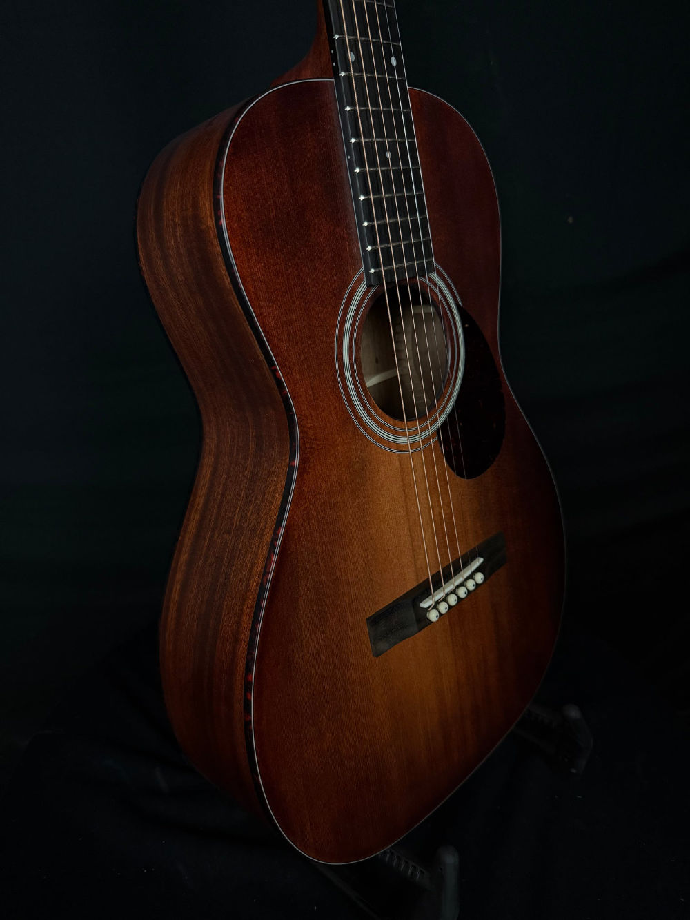 Eastman E1-P-CLA Parlor guitar binding