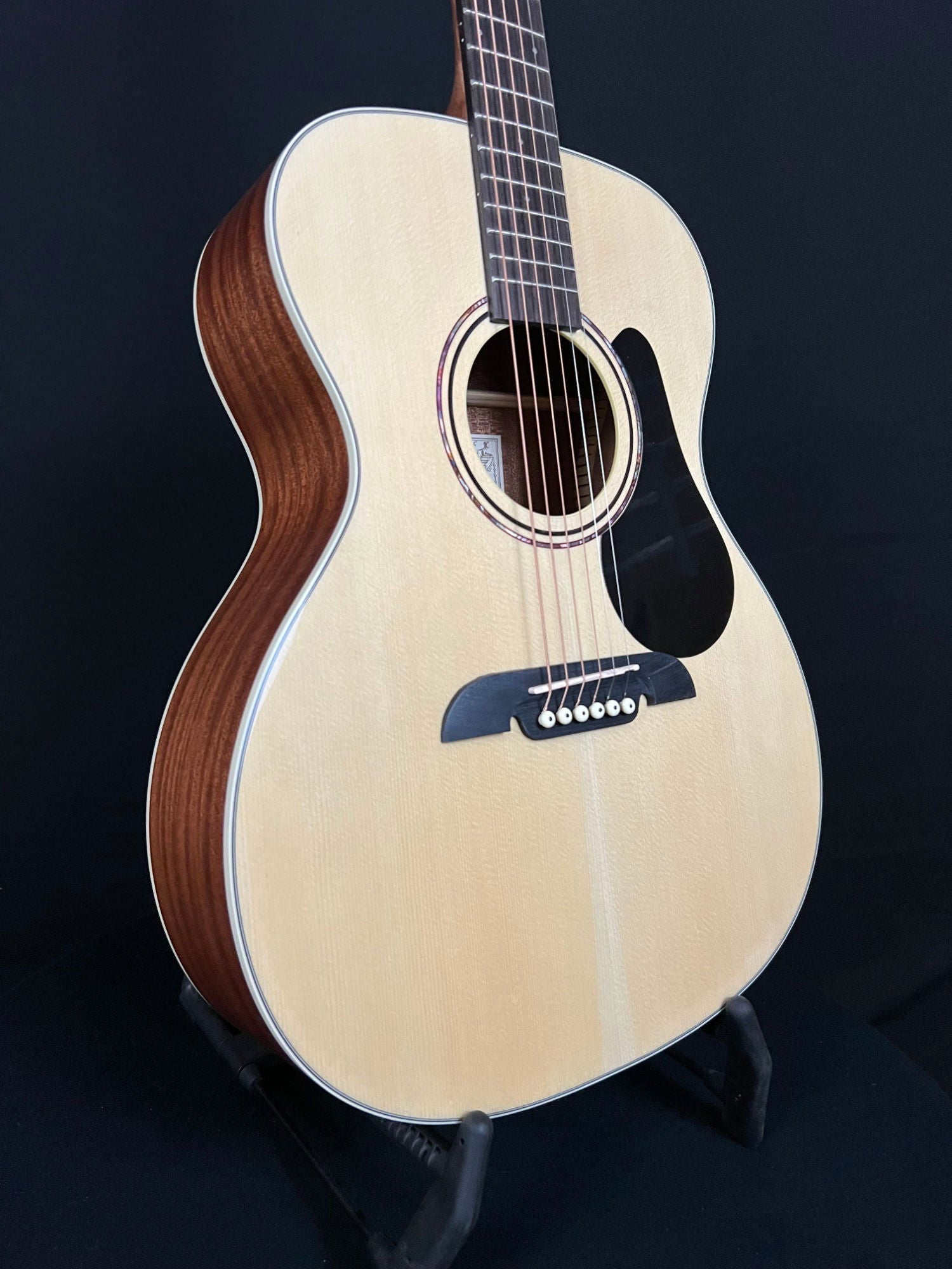 Alvarez RF26 OM/Folk - Acoustic Corner