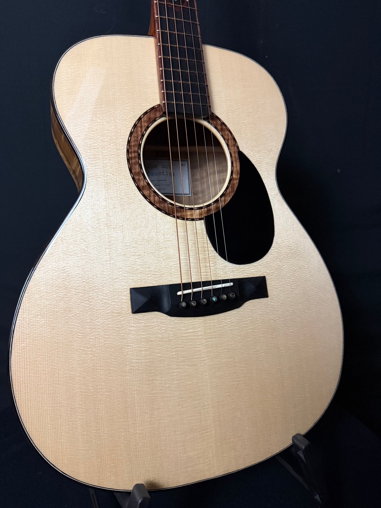 Blue Dot Guitars Myrtle wood OM