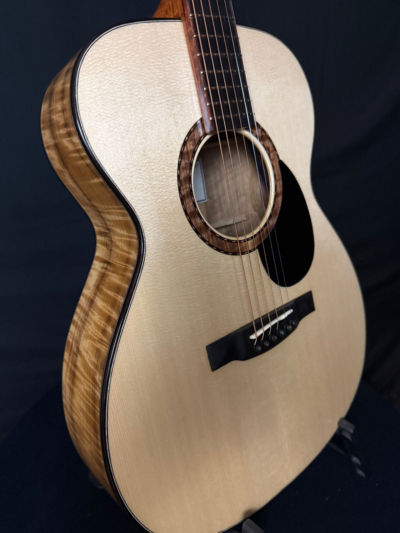 Blue Dot Guitars Myrtle wood OM