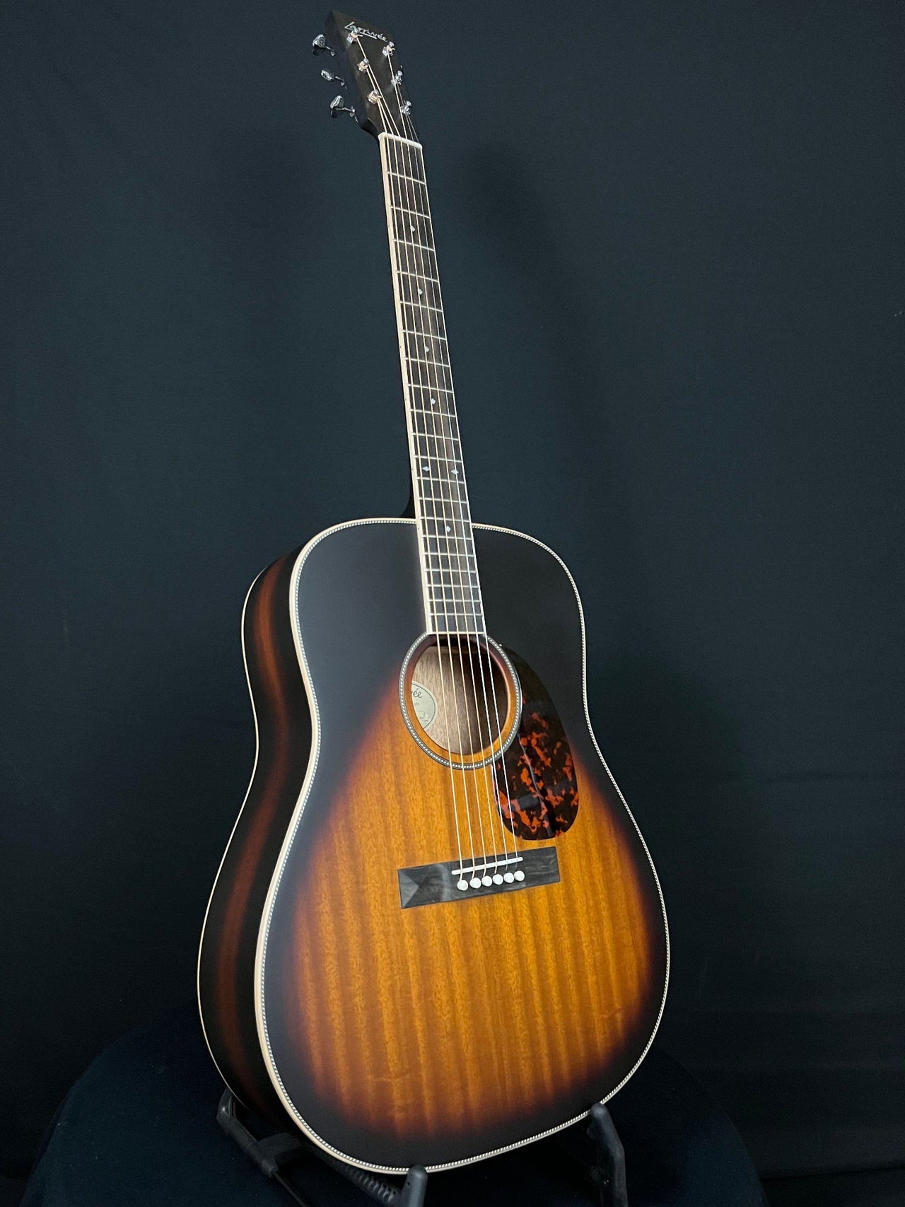 Larrivée D40 MH Full Sunburst Mahogany top pyramid bridge - Acoustic Corner