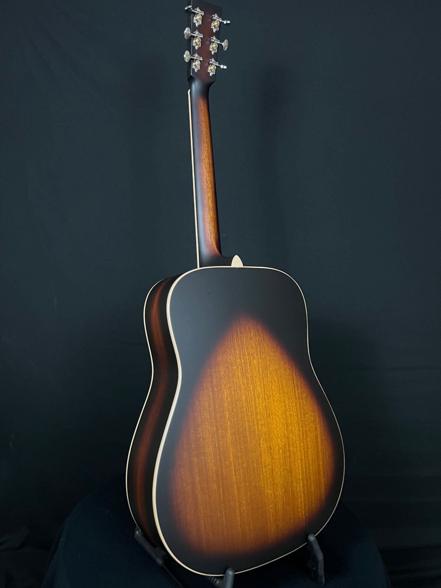 Larrivée D40 MH Full Sunburst Mahogany top pyramid bridge - Acoustic Corner