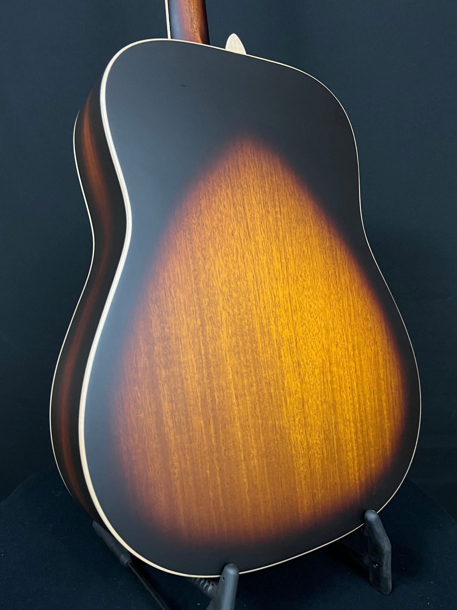 Larrivée D40 MH Full Sunburst Mahogany top pyramid bridge - Acoustic Corner