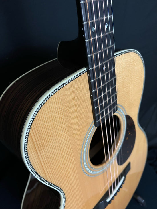close up of binding of Eastman E20OM-TC acoustic guitar