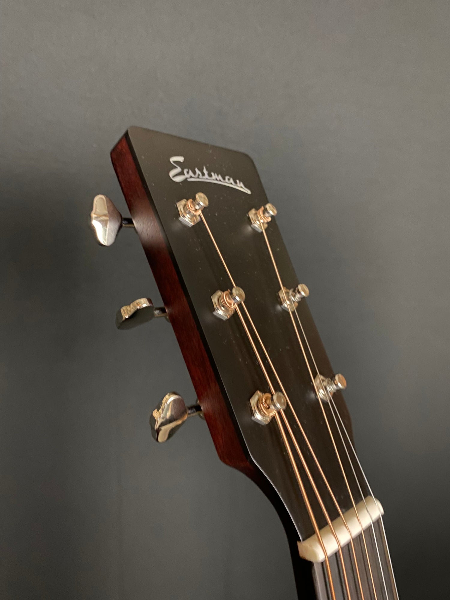 Eastman E1D Sitka Spruce/Sapele acoustic guitar headstock