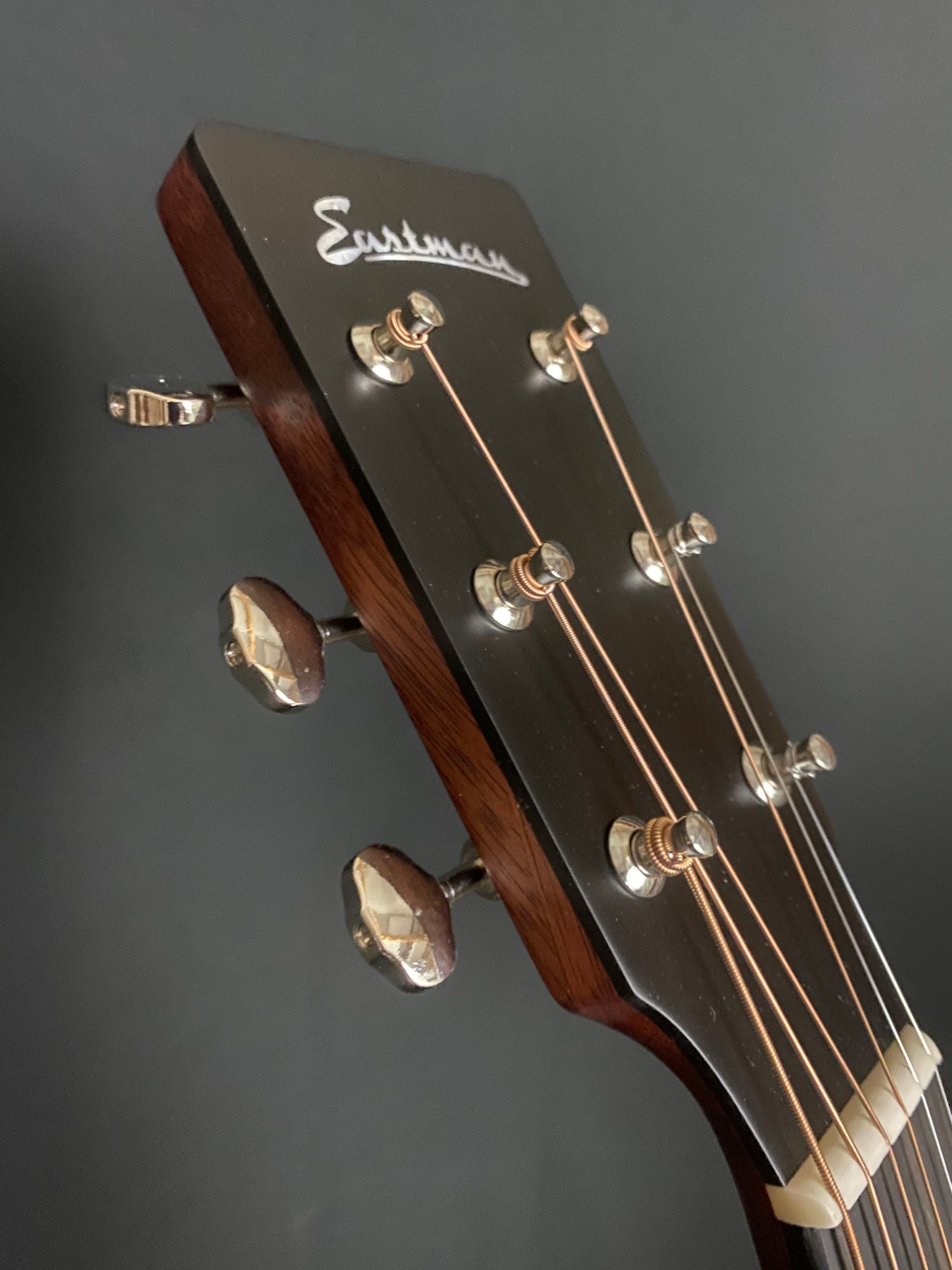 Eastman E1OM Sitka Spruce/Sapele acoustic guitar headstock