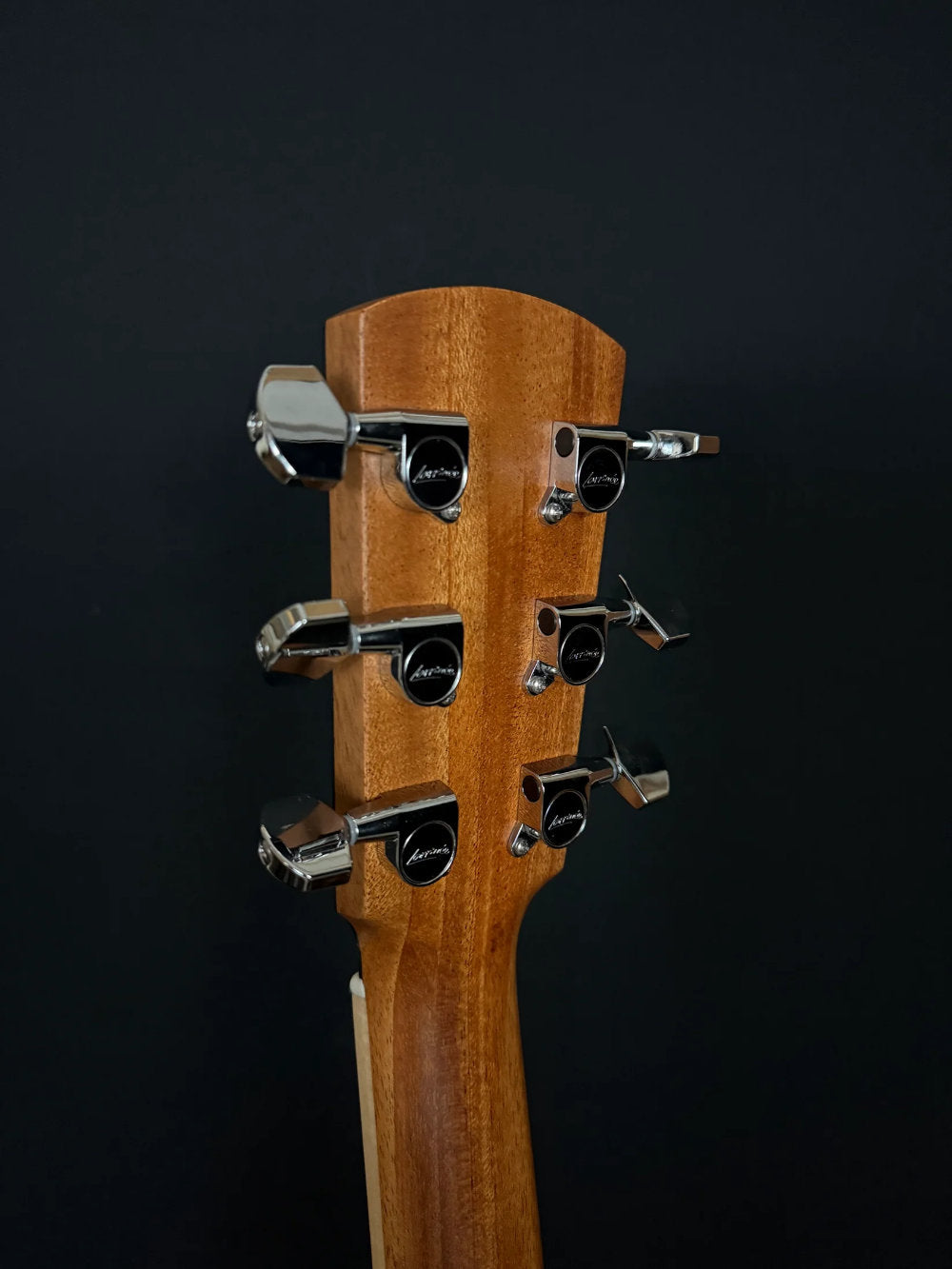 Larrivée L-03 guitar tuners