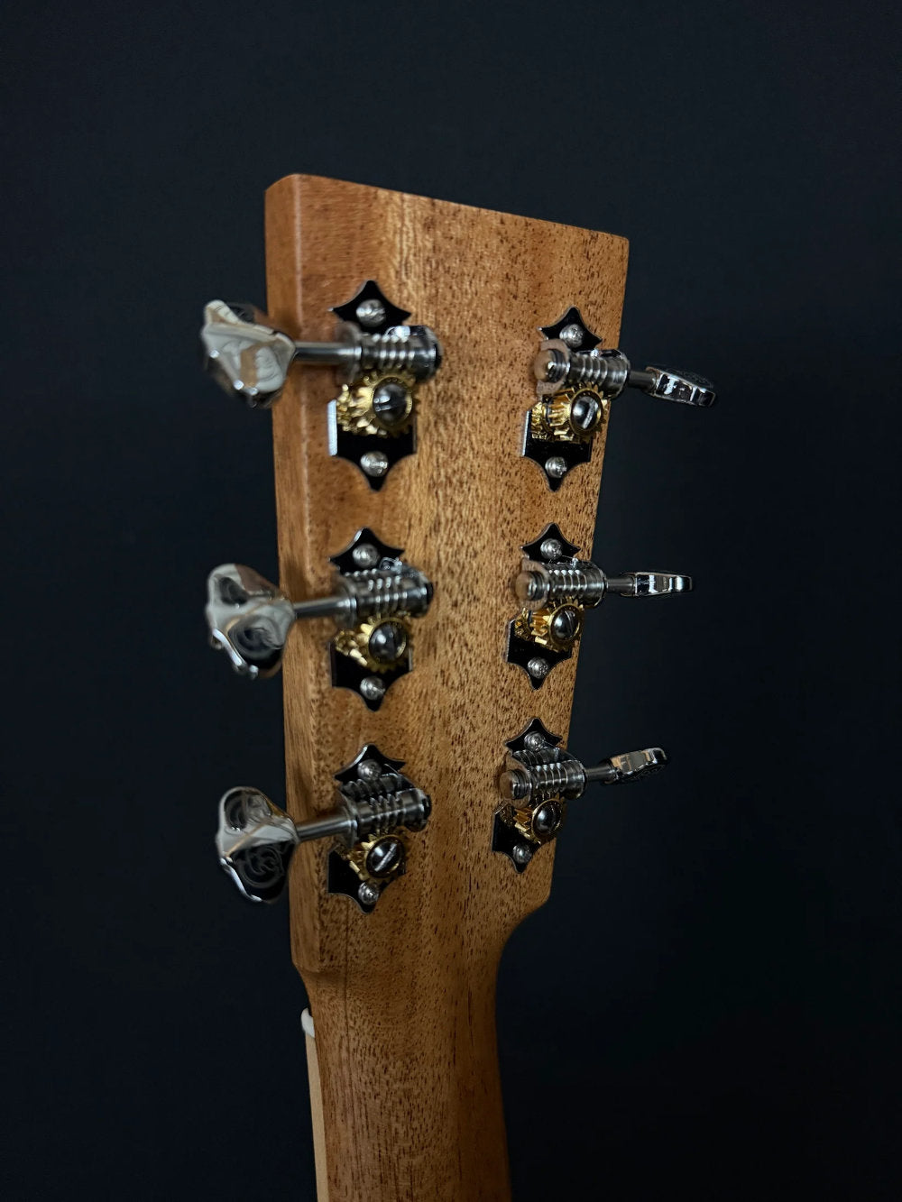 Larrivée OM-40 guitar metal tuners